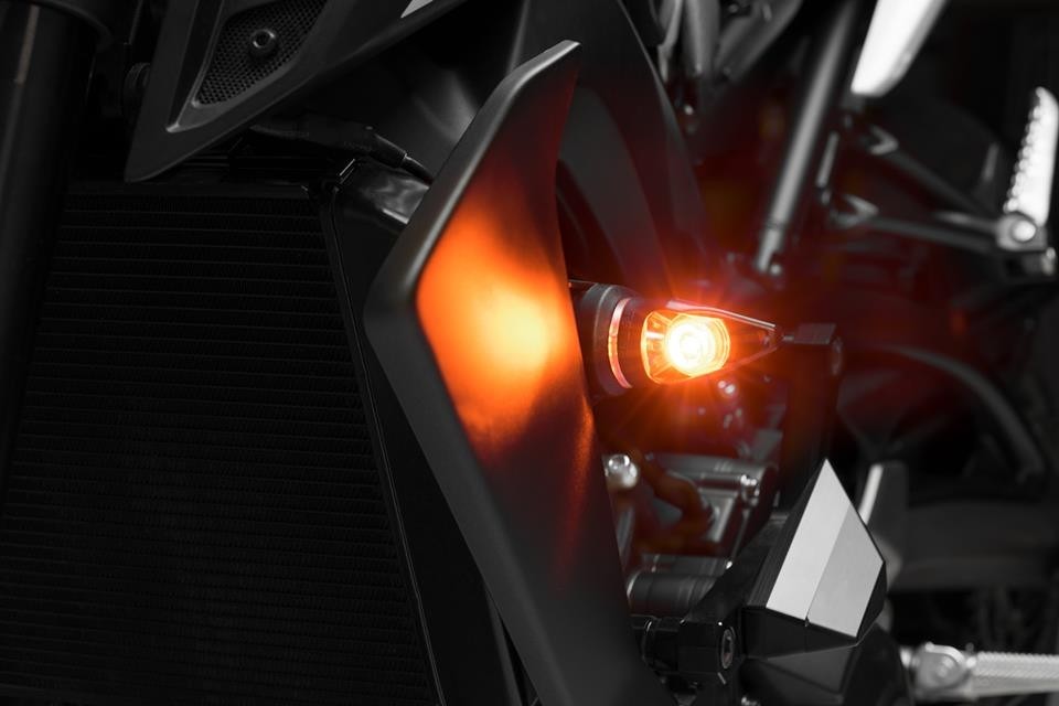 MT09/MT07/FZ1 リング付 LEDウィンカーで昼夜共に目立ちます！｜AxxL